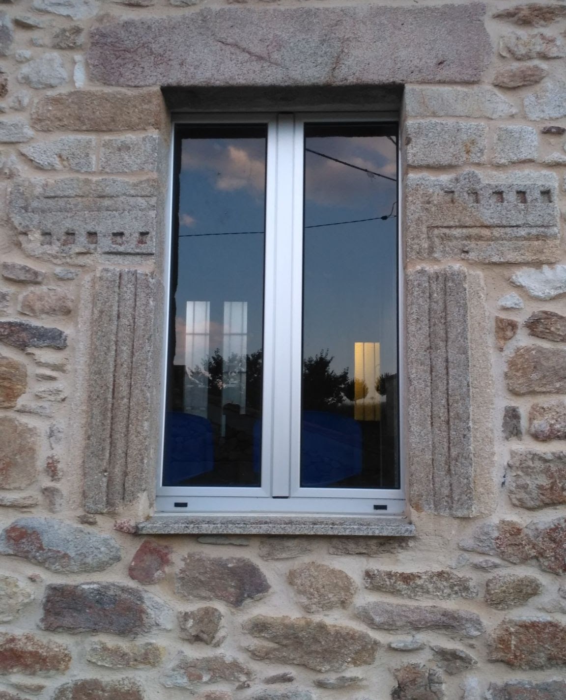 Ventana con jambas de granito